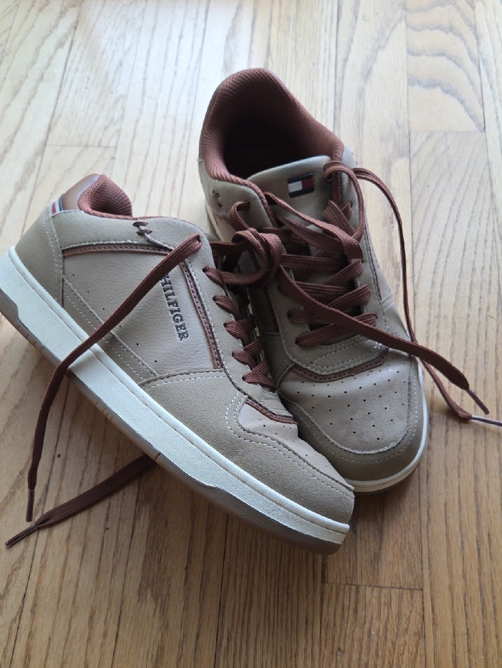 Tommy Hilfiger Men's Taupe and Brown Low-Top Sneakers